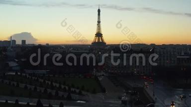 埃菲尔铁塔：站在美丽的巴黎上空，法国展示埃菲尔铁塔，在史诗般的夕阳下，带着令人惊叹的天空游览埃菲尔铁塔